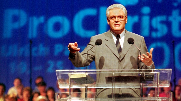 Der Pfarrer Ulrich Parzany bei der Missions-Aktion "ProChrist" | Bildquelle: picture-alliance / dpa Der Pfarrer Ulrich Parzany bei der Missions-Aktion "ProChrist"