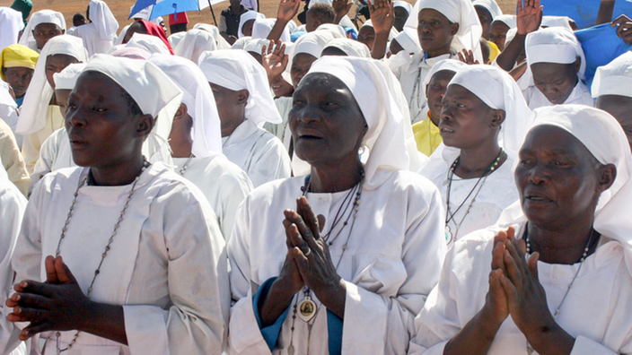 Schwarze Nonnen mit weißen Gewändern.
