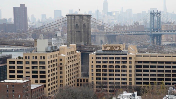 Hauptquartier der Zeugen Jehovas in New York, direkt an der Brooklyn Bridge