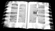 Eine Doppelseite der Gutenberg-Bibel im Gutenberg-Museum in Mainz