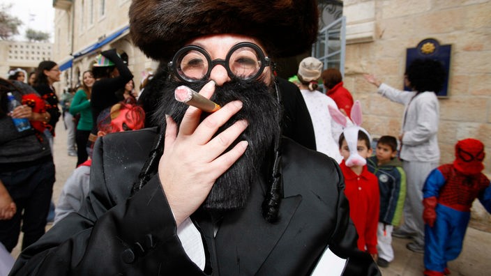 Eine verkleidete Person beim Purimfest in Jerusalem