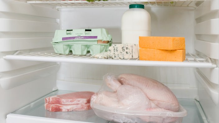 Kühlschrank mit Milch- und Fleischprodukten gefüllt