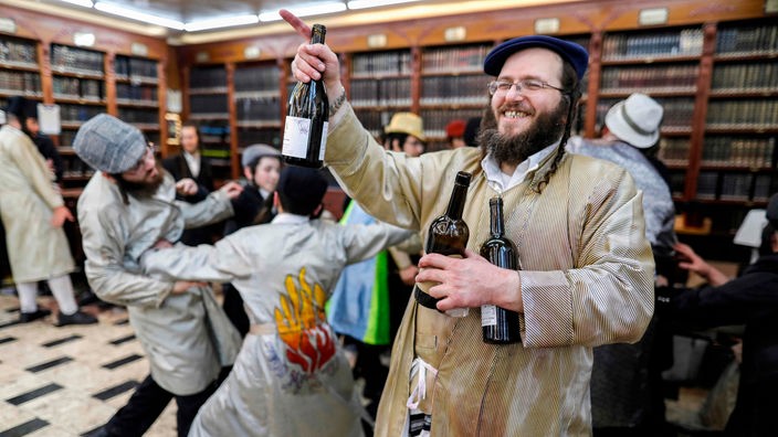 Orthodoxer Jude mit Weinflaschen im Arm