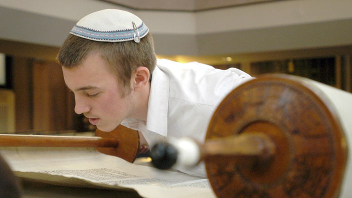 Junger Jude liest in der Thora