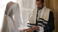 Bräutigam steckt Braut einen Ring an