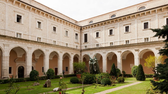 Ein Teil des Montecassino Gebäudes und der dazu gehörige Garten