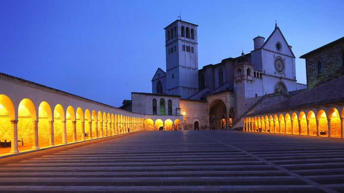 Angestrahlte Kirche in Assisi.