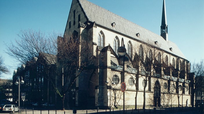 Hauptschiff einer Kirche mit Spitzdach.