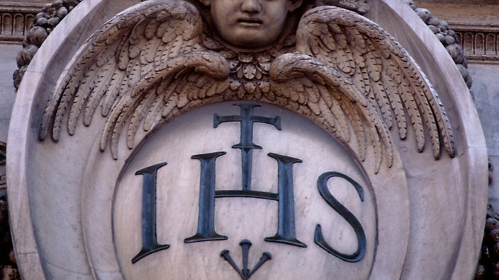 Christusmonogramm in Rom an der Fassade der Hauptkirche der Jesuiten „Il Gesú“.