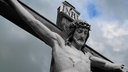 Figur von Jesus Christus am Kreuz