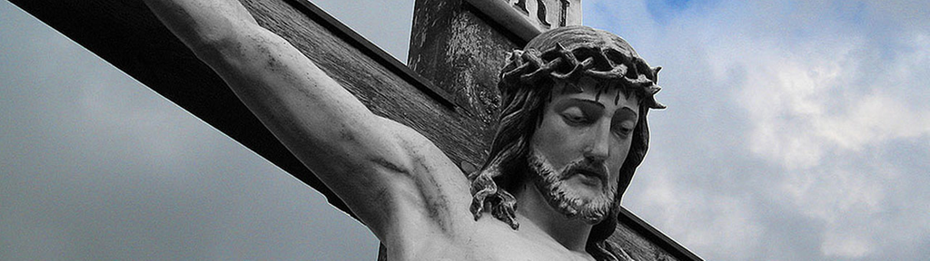 Figur von Jesus Christus am Kreuz
