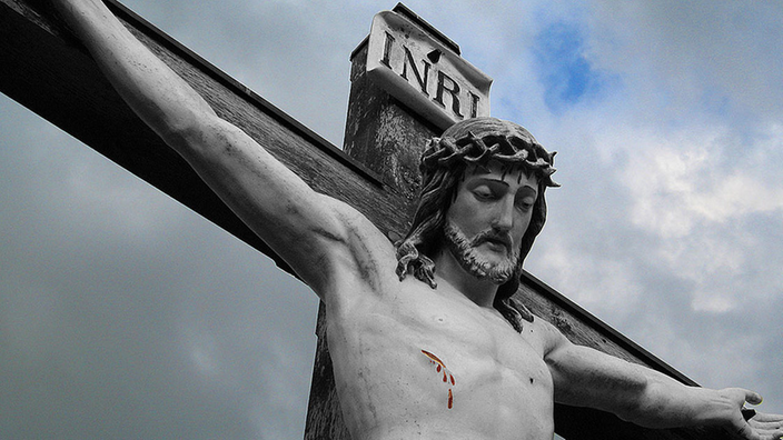 Figur von Jesus Christus am Kreuz
