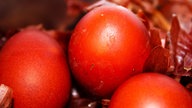 Rot gefärbte Eier in Zwiebelschalen