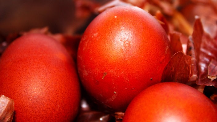 Rot gefärbte Eier in Zwiebelschalen