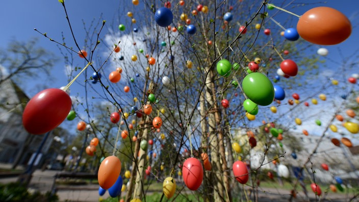 Bunte Ostereier bewegen sich an einem im stürmischen Wind.