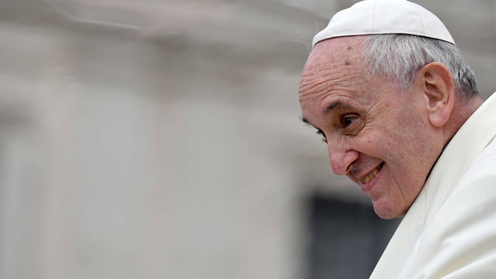 Papst Franziskusim Profil. Er lächelt freundlich. | Bildquelle: Imago/Ulmer/Lingria Papst Franziskusim Profil. Er lächelt freundlich.