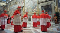 Kardinäle betreten die Sixtinische Kapelle vor der Papstwahl (2013)