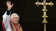 Der Papst in festlicher Kluft grüßt mit erhobenem rechten Arm