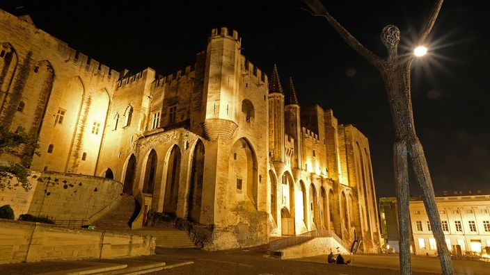 Nächtlich beleuchtetetr Papstpalast in Avignon