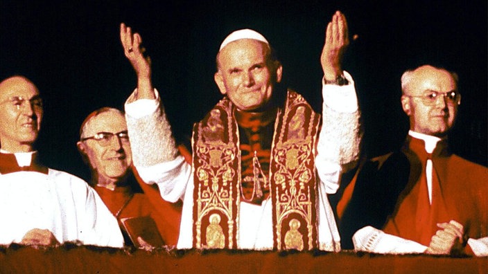 Johannes Paul II. breitet die Hände zum Segen aus | Bildquelle: dpa/Massimo Capodanno Johannes Paul II. breitet die Hände zum Segen aus