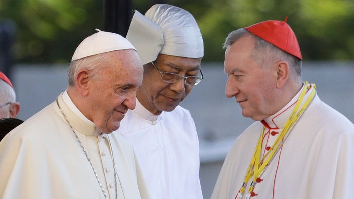 Papst Franziskus mit Kardinalstaatssekretär und Myanmars Präsident