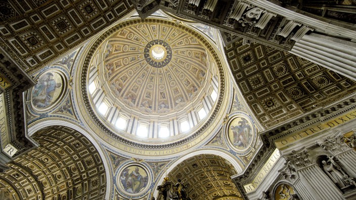 Blick in die lichtdurchflutete Kuppel des Petersdoms.