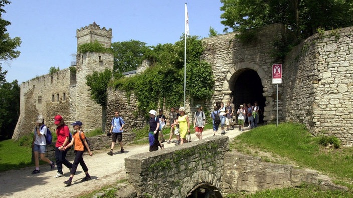 Besucher an der über 1000 Jahre alten Eckartsburg in Sachsen-Anhalt | Bildquelle: picture-alliance / ZB Besucher an der über 1000 Jahre alten Eckartsburg in Sachsen-Anhalt