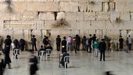 Betende Menschen an der Klagemauer in Jerusalem.