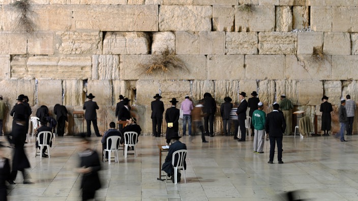 Betende Menschen an der Klagemauer in Jerusalem. | Bildquelle: dapd Betende Menschen an der Klagemauer in Jerusalem.