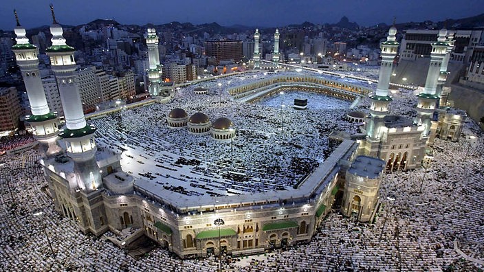 Blick von oben auf den Hof der Hauptmoschee in Mekka.