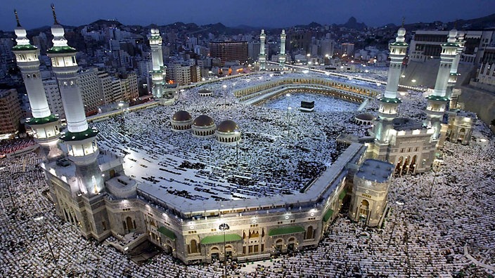 Blick von oben auf den Hof der Hauptmoschee in Mekka. | Bildquelle: WDR/AP Blick von oben auf den Hof der Hauptmoschee in Mekka.