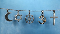 Symbole von Islam, Judentum, Buddhismus, Hinduismus und Christentum nebeneinander