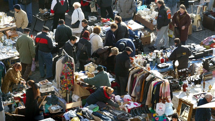 Schnäppchenjäger auf dem Trödelmarkt am Rathaus Schöneberg in Berlin | Bildquelle: dpa Schnäppchenjäger auf dem Trödelmarkt am Rathaus Schöneberg in Berlin