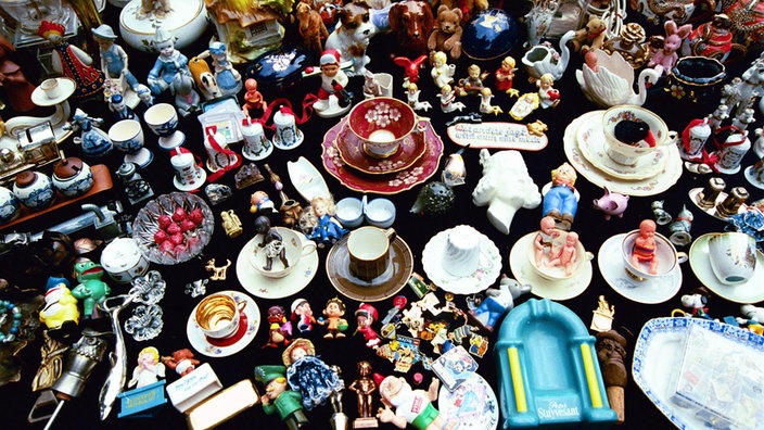 Viele kleine Teilchen auf einem Flohmarktstand | Bildquelle: Imago/Lem Viele kleine Teilchen auf einem Flohmarktstand