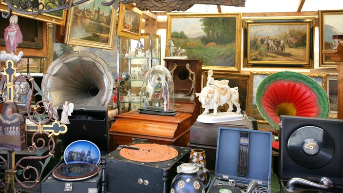 Trödelstand stellt alte Grammophone, Gemälde und Messingarbeiten aus
