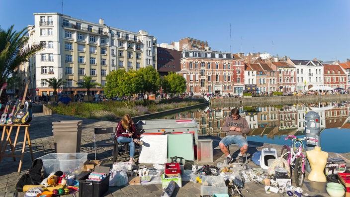 Flohmarkt in Lille, Stände entlang des Flussufers