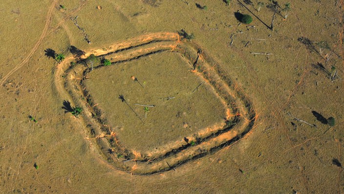 Luftbild einer archäologischen Ausgrabungsstätte