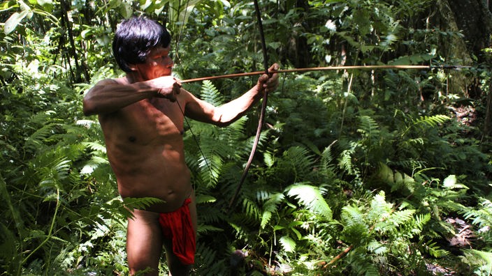 Indigener mit Pfeil und Bogen