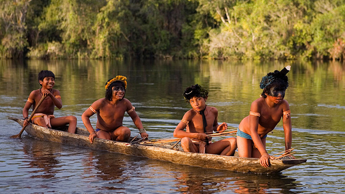 Junge Xingu-Indios im Einbaum auf dem Amazonas
