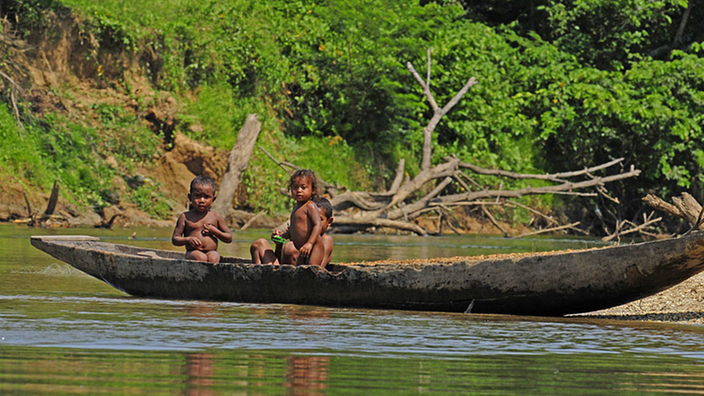 Indio-Kinder in einem Einbaum auf Amazonas