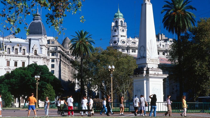 Passanten an der Plaza de Mayo. | Bildquelle: dpa Picture-Alliance / Bildagent Passanten an der Plaza de Mayo.
