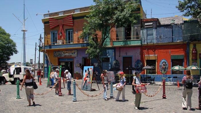 Bunte belebte Häuserfront im Hafenviertel La Boca.