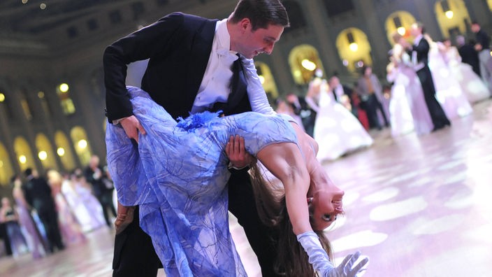 Ein Paar tanzt Tango auf dem achten Vienna Ball.