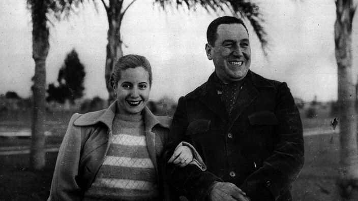 Evita und Juan Perón Arm in Arm.