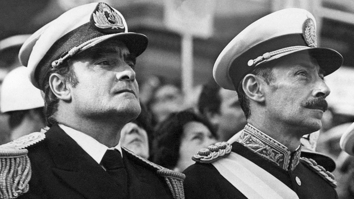 Die Generäle Videla und Massera stehen nebeneinander in Uniform. | Bildquelle: dpa Die Generäle Videla und Massera stehen nebeneinander in Uniform.