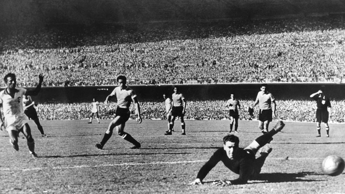 Schwarzweiß-Foto vom WM-Endspiel 1950.