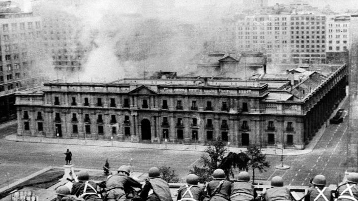 Mehrere Männer feuern auf den Präsidentenpalast "La Moneda" in Santiago de Chile.