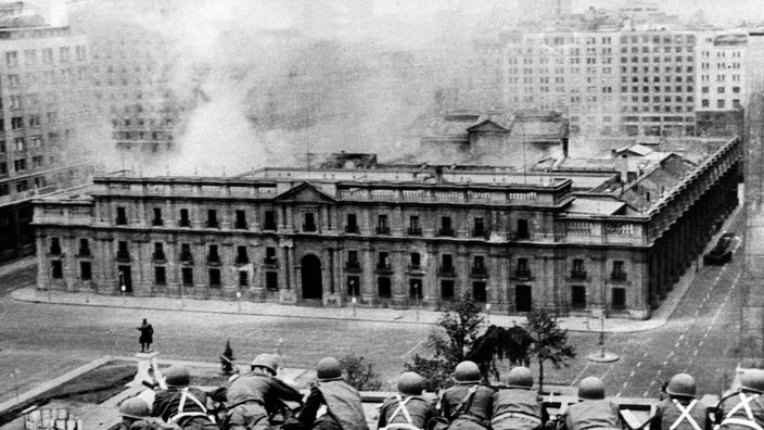 Mehrere Männer feuern auf den Präsidentenpalast "La Moneda" in Santiago de Chile. | Bildquelle: AFP Mehrere Männer feuern auf den Präsidentenpalast "La Moneda" in Santiago de Chile.