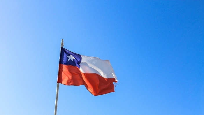 Die Flagge Chiles vor blauem Himmel | Bildquelle: Pixabay/Graphical Brain Die Flagge Chiles vor blauem Himmel