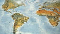 Topografische Weltkarte. Links im Bild ist der südamerikanische Kontinent zu sehen. 